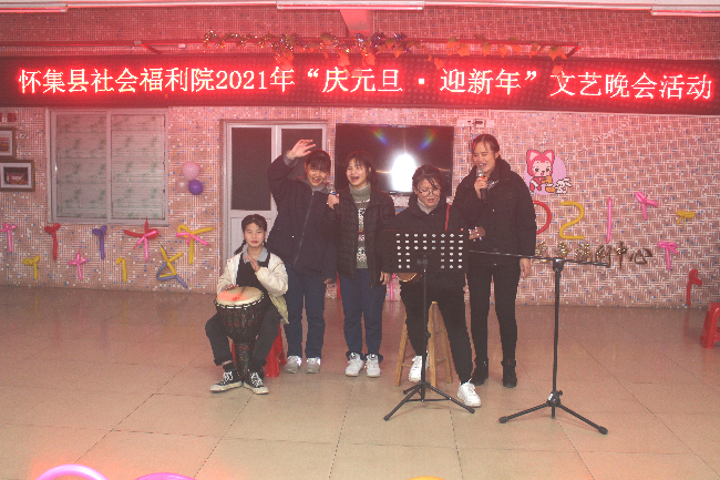 怀集县社会福利院 左二青梅,中间邓丽珊。.jpg