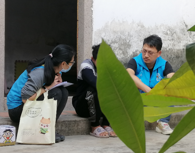 牵手行动汕头组志愿者入户走访事实无人抚养儿童,了解儿童信息、开展心理疏导服务.jpg
