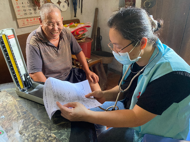 中央专项彩票公益金支持广东居家和社区基本养老服务提升行动项目——江门市鹤山市提升行动项目,工作人员上门为老人作健康指导。.jpg