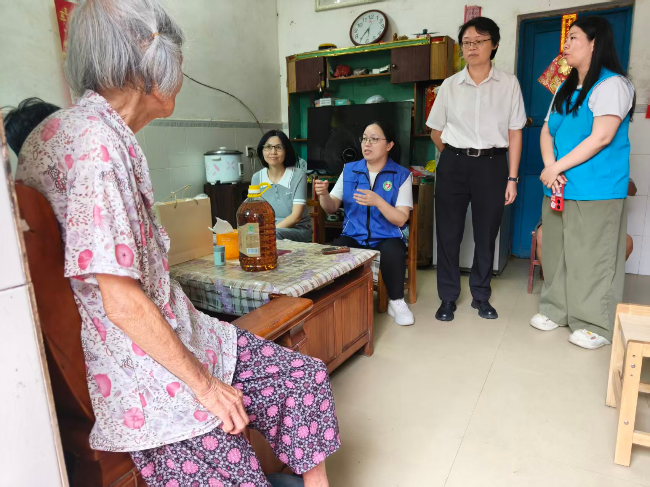 广东省少年儿童救助保护中心和当地基层儿童工作者到清远市佛冈县高岗镇三江村回访助学项目受助对象.jpg